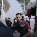 Seorang jurnalis foto di Gaza tetap bekerja di garis depan meski ancaman bom dan bahaya terus membayangi. Dengan kamera dan rompi bertuliskan PRESS, ia mendokumentasikan penderitaan warga agar dunia tidak berpaling.