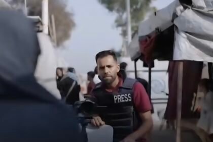 Seorang jurnalis foto di Gaza tetap bekerja di garis depan meski ancaman bom dan bahaya terus membayangi. Dengan kamera dan rompi bertuliskan PRESS, ia mendokumentasikan penderitaan warga agar dunia tidak berpaling.
