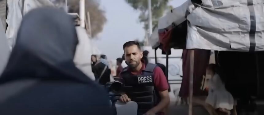 Seorang jurnalis foto di Gaza tetap bekerja di garis depan meski ancaman bom dan bahaya terus membayangi. Dengan kamera dan rompi bertuliskan PRESS, ia mendokumentasikan penderitaan warga agar dunia tidak berpaling.