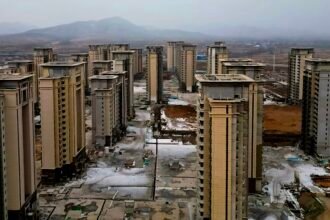 Proyek apartemen Evergrande yang terbengkalai di Tiongkok menjadi simbol krisis utang dan runtuhnya raksasa properti tersebut.