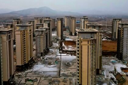 Proyek apartemen Evergrande yang terbengkalai di Tiongkok menjadi simbol krisis utang dan runtuhnya raksasa properti tersebut.