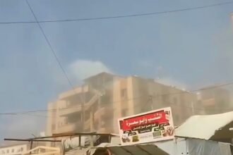 Asap mengepul dari sekitar Rumah Sakit Nasser di Khan Yunis usai serangan udara Israel. IDF mengakui serangan itu salah sasaran dan menewaskan jurnalis serta warga sipil.