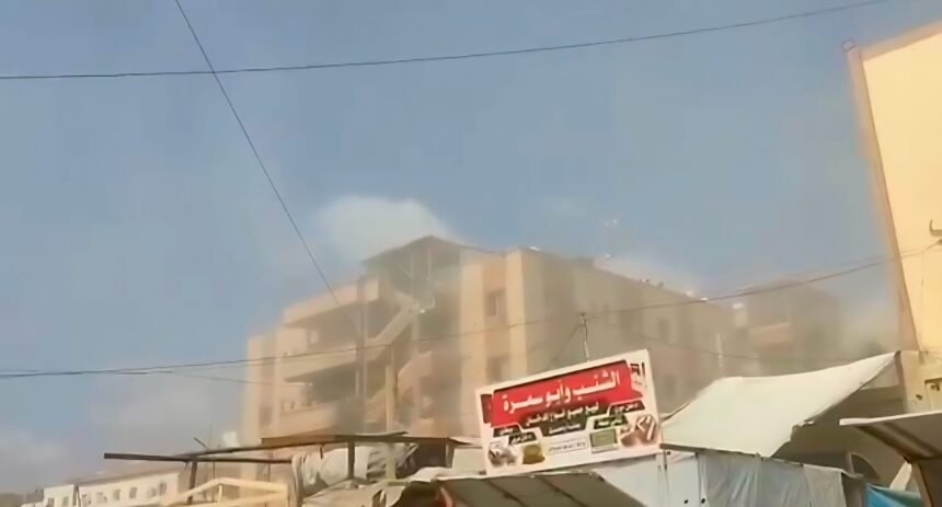 Asap mengepul dari sekitar Rumah Sakit Nasser di Khan Yunis usai serangan udara Israel. IDF mengakui serangan itu salah sasaran dan menewaskan jurnalis serta warga sipil.