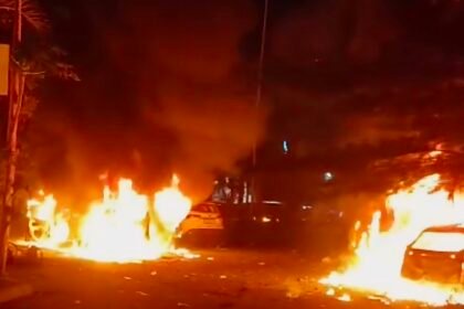 Sejumlah kendaraan terbakar saat kericuhan meletus di Gedung DPRD Makassar, Sulawesi Selatan, Jumat malam (29/8/2025). Massa merangsek ke area gedung dan membakar mobil serta sepeda motor yang terparkir.