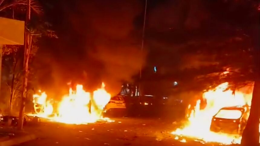 Sejumlah kendaraan terbakar saat kericuhan meletus di Gedung DPRD Makassar, Sulawesi Selatan, Jumat malam (29/8/2025). Massa merangsek ke area gedung dan membakar mobil serta sepeda motor yang terparkir.