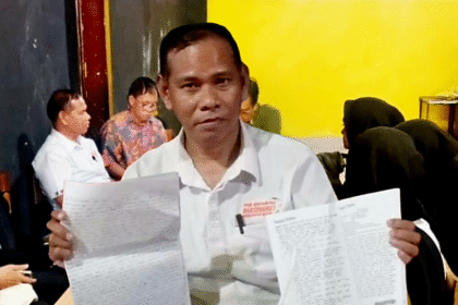 Dosen Universitas Negeri Makassar, Dr. Muhammadong, menunjukkan bukti catatan dan bahan ajar saat memberikan klarifikasi terkait tuduhan penjualan buku kepada mahasiswa dalam jumpa pers di Makassar, Senin, 15 September 2025.