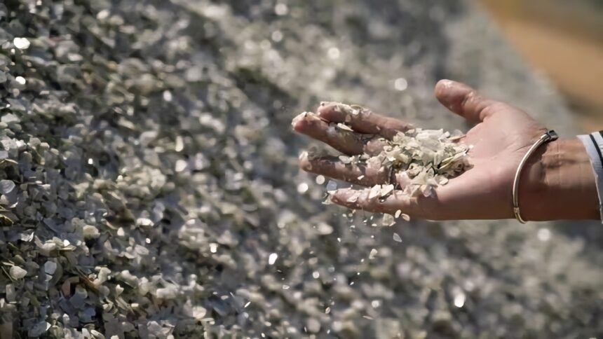 Seorang pekerja memperlihatkan hasil olahan limbah elektronik yang mengandung mineral penting. Pemerintah India meluncurkan skema senilai ₹1.500 crore untuk mendorong daur ulang limbah baterai dan elektronik guna mengurangi ketergantungan pada impor mineral dari Tiongkok. (livemint/@sanjoychakra/ho/mp)