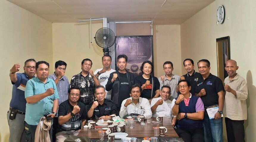 Pengurus dan anggota SMSI Sulsel berpose bersama usai rapat persiapan Musyawarah serta pelantikan pengurus provinsi yang akan digelar pada 10–11 September 2025 di Makassar.