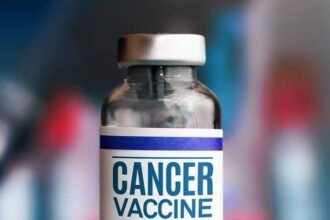 Botol vaksin bertuliskan Cancer Vaccine menggambarkan inovasi medis terbaru, sejalan dengan pengumuman Rusia tentang uji coba vaksin kanker berbasis mRNA yang akan diberikan gratis bagi pasien. (TASS/Economic Times/GlobeEyeNews/HO/MP)