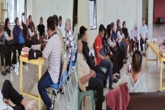 Para pedagang pasar mengikuti rapat pembentukan Koperasi Asosiasi Pedagang Pasar (APP) Sulsel di Aula GOR Sudiang, Makassar, Jumat (12/9/2025). Pertemuan ini menandai lahirnya wadah kolektif untuk memperjuangkan kemandirian dan kesejahteraan pedagang pasar.