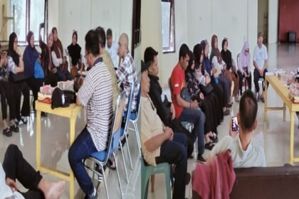 Para pedagang pasar mengikuti rapat pembentukan Koperasi Asosiasi Pedagang Pasar (APP) Sulsel di Aula GOR Sudiang, Makassar, Jumat (12/9/2025). Pertemuan ini menandai lahirnya wadah kolektif untuk memperjuangkan kemandirian dan kesejahteraan pedagang pasar.