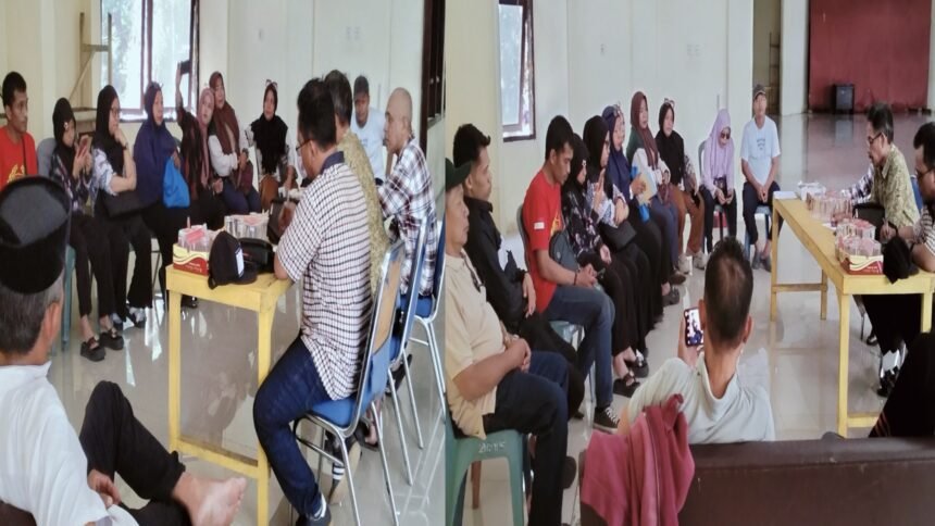 Para pedagang pasar mengikuti rapat pembentukan Koperasi Asosiasi Pedagang Pasar (APP) Sulsel di Aula GOR Sudiang, Makassar, Jumat (12/9/2025). Pertemuan ini menandai lahirnya wadah kolektif untuk memperjuangkan kemandirian dan kesejahteraan pedagang pasar.