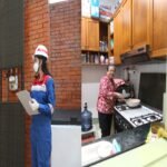 Petugas PGN melakukan pengecekan jaringan gas rumah tangga, yang kini dimanfaatkan warga untuk kebutuhan sehari-hari lebih aman dan efisien.