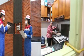 Petugas PGN melakukan pengecekan jaringan gas rumah tangga, yang kini dimanfaatkan warga untuk kebutuhan sehari-hari lebih aman dan efisien.