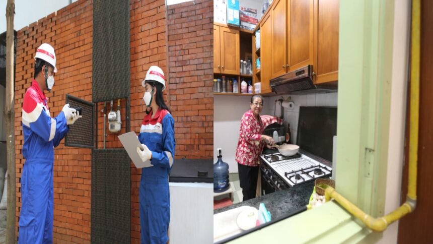 Petugas PGN melakukan pengecekan jaringan gas rumah tangga, yang kini dimanfaatkan warga untuk kebutuhan sehari-hari lebih aman dan efisien.