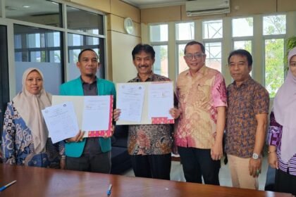 Para pimpinan Universitas Indonesia Timur (UIT) dan Politeknik ATI Makassar berpose bersama usai penandatanganan nota kesepahaman (MoU) kerja sama strategis di bidang pendidikan, riset, dan inovasi di Kampus Politeknik ATI Makassar, Kamis (21/8/2025).