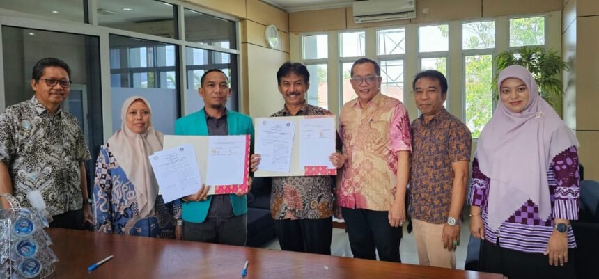 Para pimpinan Universitas Indonesia Timur (UIT) dan Politeknik ATI Makassar berpose bersama usai penandatanganan nota kesepahaman (MoU) kerja sama strategis di bidang pendidikan, riset, dan inovasi di Kampus Politeknik ATI Makassar, Kamis (21/8/2025).