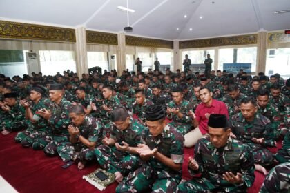 Doa bersama prajurit Kodam XIV/Hasanuddin di Masjid Sultan Hasanuddin, Makassar, Minggu (31/8/2025), dipimpin Kasdam XIV/Hasanuddin Brigjen TNI Sugeng Hartono. Kegiatan ini digelar untuk memanjatkan doa demi keselamatan dan keutuhan bangsa.