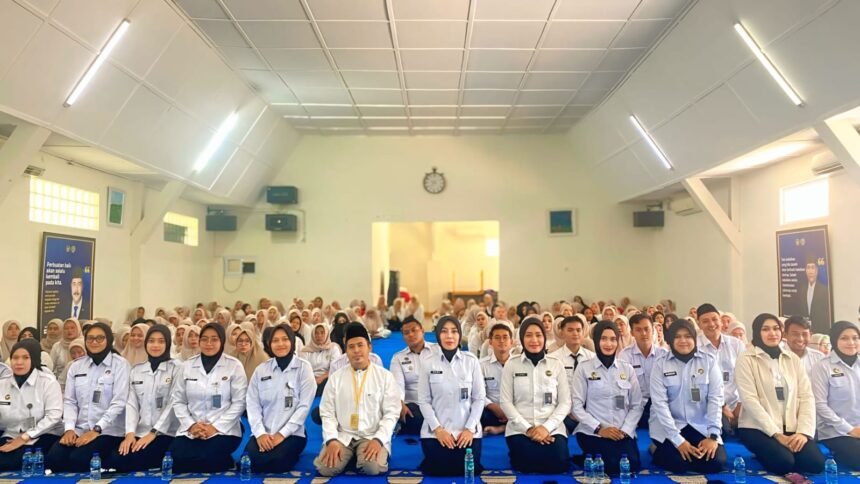 Pegawai dan warga binaan Lapas Kelas IIA Tangerang mengikuti doa bersama lintas agama untuk keselamatan bangsa di aula lapas, Senin (01/9/2025). Kegiatan berlangsung khidmat dengan penuh kekhusyukan.