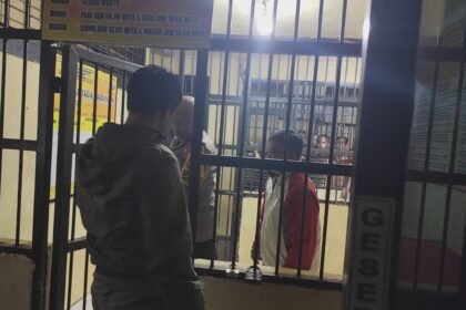 Seorang ASN Seklur Barabaraya diamankan di kantor polisi setelah diduga mengamuk dalam keadaan mabuk di Kantor Camat Makassar, Senin malam (1/9/2025).