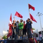 PMKRI menggelar aksi bersama ojek online di depan Gedung DPR RI, Senin (1/9/2025), sebagai bentuk penyampaian aspirasi terhadap kondisi bangsa.