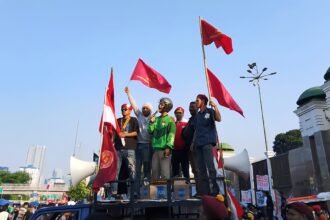 PMKRI menggelar aksi bersama ojek online di depan Gedung DPR RI, Senin (1/9/2025), sebagai bentuk penyampaian aspirasi terhadap kondisi bangsa.