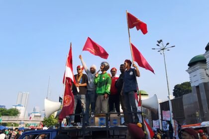 PMKRI menggelar aksi bersama ojek online di depan Gedung DPR RI, Senin (1/9/2025), sebagai bentuk penyampaian aspirasi terhadap kondisi bangsa.