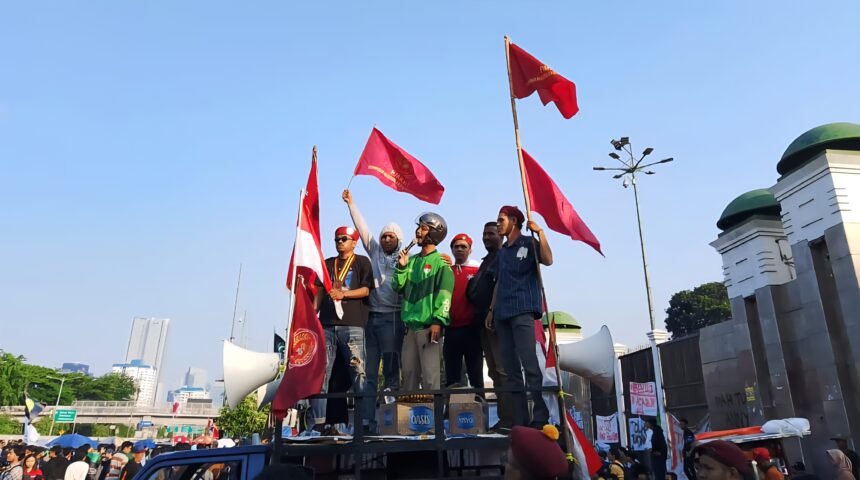 PMKRI menggelar aksi bersama ojek online di depan Gedung DPR RI, Senin (1/9/2025), sebagai bentuk penyampaian aspirasi terhadap kondisi bangsa.