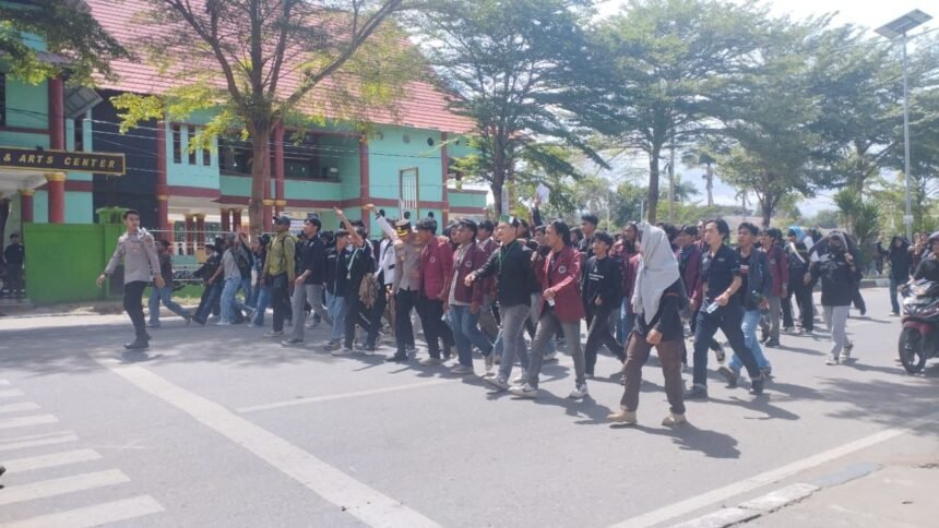 Aksi berlangsung aman dan tertib di Kolaka. Pengamanan aksi unjuk rasa dilakukan oleh aparat secara humanis, (1/9/2025).
