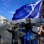 Keterangan foto: Massa Gerakan Mahasiswa Kristen Indonesia (GMKI) mengibarkan bendera organisasi saat aksi protes di Makassar. Demonstrasi ini menolak kenaikan tunjangan DPR dan menuntut Presiden serta Polri bertanggung jawab atas represifitas aparat.