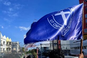 Keterangan foto: Massa Gerakan Mahasiswa Kristen Indonesia (GMKI) mengibarkan bendera organisasi saat aksi protes di Makassar. Demonstrasi ini menolak kenaikan tunjangan DPR dan menuntut Presiden serta Polri bertanggung jawab atas represifitas aparat.
