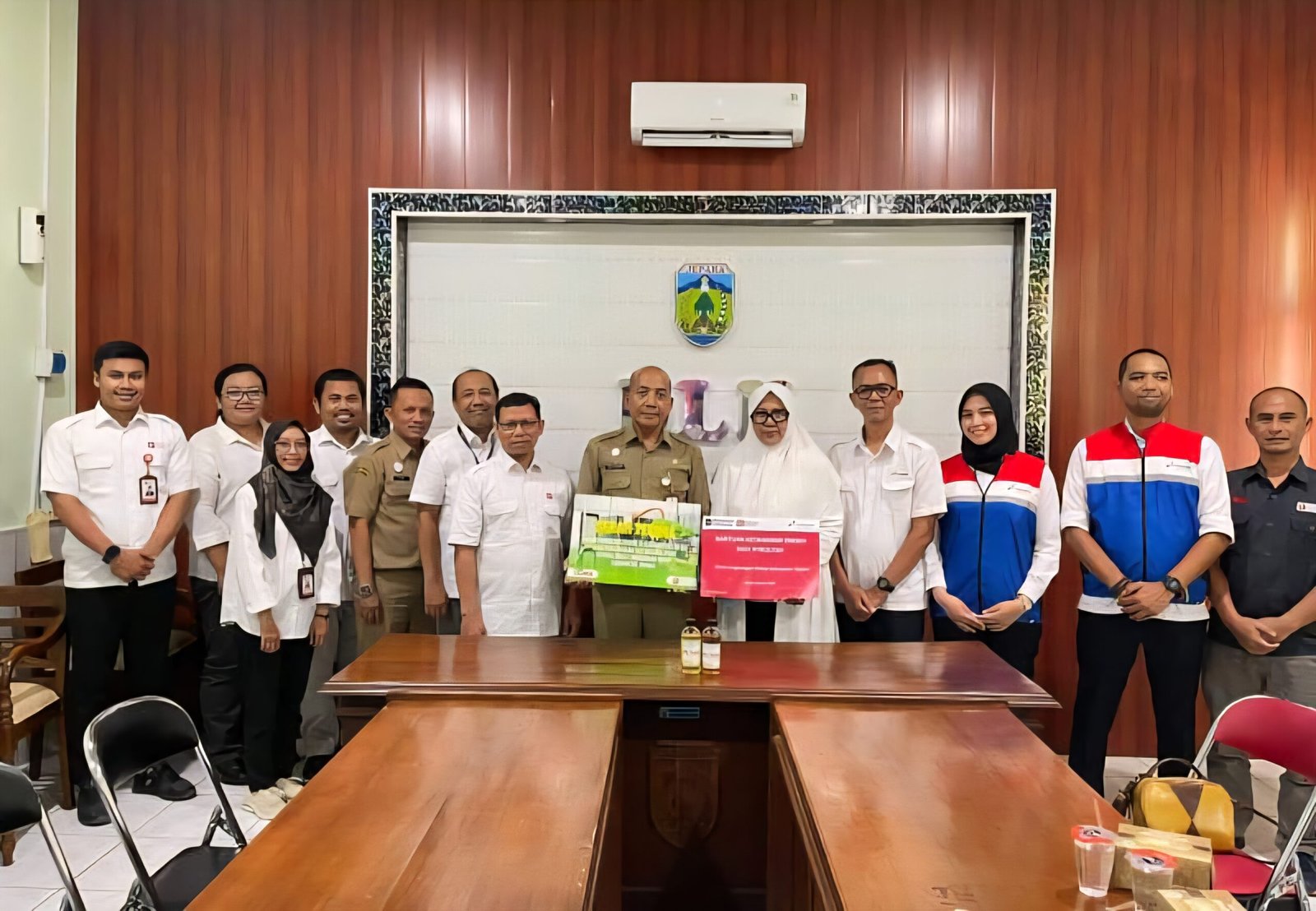 PGN Dukung Pengembangan Padi Biosalin di Pesisir Jepara 3 Perwakilan PT Perusahaan Gas Negara Tbk (PGN) bersama Pemerintah Kabupaten Jepara saat penyerahan dukungan program pengembangan padi biosalin di Desa Suwawal, Kecamatan Mlonggo, Jepara, sebagai upaya memperkuat ketahanan pangan masyarakat pesisir.