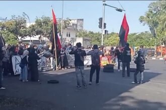 Mahasiswa UIN Alauddin menggelar aksi di pertigaan Sultan Alauddin-Pettarani, (2/9/2025).