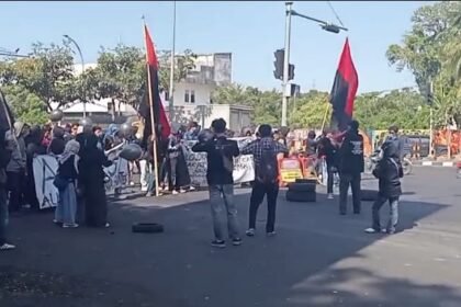 Mahasiswa UIN Alauddin menggelar aksi di pertigaan Sultan Alauddin-Pettarani, (2/9/2025).