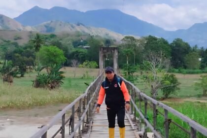 Jembatan gantung di Dusun Tapuan, Desa Tungka, yang tengah diperbaiki secara swadaya bersama pemerintah desa, Rabu (3/9/2025).
