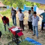 Peternak di Desa Pattiro Deceng, Kecamatan Camba, Kabupaten Maros, menyaksikan demonstrasi penggunaan mesin pencacah hijauan dalam pelatihan pembuatan pakan silase yang digelar Tim PPK Ormawa HIMAKAHA FK Unhas beberapa waktu lalu.