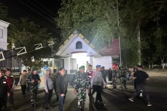 Personel Polres Kolaka dan Kodim 1412 Kolaka bersiaga saat menggelar patroli skala besar untuk menjaga situasi tetap kondusif pasca unjuk rasa, Rabu malam (3/9/2025).
