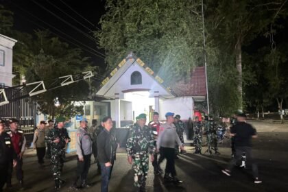 Personel Polres Kolaka dan Kodim 1412 Kolaka bersiaga saat menggelar patroli skala besar untuk menjaga situasi tetap kondusif pasca unjuk rasa, Rabu malam (3/9/2025).