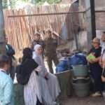 Ketua TP PKK Kota Makassar, Ny. Melinda Aksa, bersama Lurah Buntusu dan warga saat meninjau aktivitas pengelolaan sampah di TPS3R Buntusu, Kecamatan Tamalanrea, Kamis (4/9/2025).