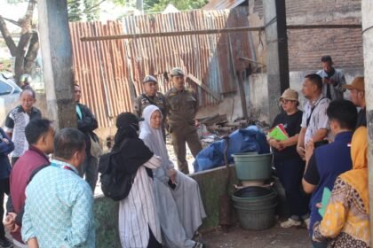 Ketua TP PKK Kota Makassar, Ny. Melinda Aksa, bersama Lurah Buntusu dan warga saat meninjau aktivitas pengelolaan sampah di TPS3R Buntusu, Kecamatan Tamalanrea, Kamis (4/9/2025).