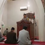 Seorang Bhabinkamtibmas Polsek Tamalate menyampaikan imbauan kamtibmas kepada jamaah sebelum khotbah Jumat di salah satu masjid di Makassar, 5 September 2025. Kegiatan ini dilakukan untuk meredakan ketegangan pasca kerusuhan dan mengajak warga menjaga kondusivitas.