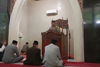 Seorang Bhabinkamtibmas Polsek Tamalate menyampaikan imbauan kamtibmas kepada jamaah sebelum khotbah Jumat di salah satu masjid di Makassar, 5 September 2025. Kegiatan ini dilakukan untuk meredakan ketegangan pasca kerusuhan dan mengajak warga menjaga kondusivitas.