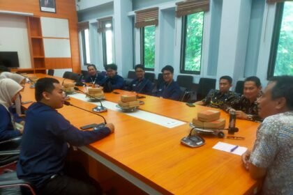 Tim Patriot UGM bersama pejabat Pemkab Enrekang saat pertemuan awal sebelum pelaksanaan riset di kawasan transmigrasi Matajang.