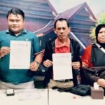 Kuasa hukum bersama ahli waris Paraki menunjukkan dokumen laporan dan bukti terkait dugaan pemalsuan sertifikat tanah yang dilaporkan ke Bareskrim Polri, Jumat (5/9/2025).