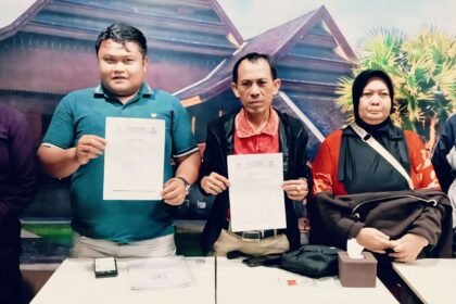 Kuasa hukum bersama ahli waris Paraki menunjukkan dokumen laporan dan bukti terkait dugaan pemalsuan sertifikat tanah yang dilaporkan ke Bareskrim Polri, Jumat (5/9/2025).