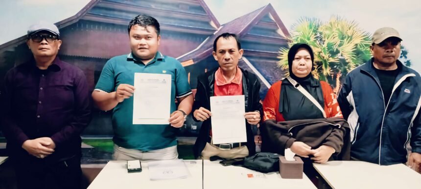 Kuasa hukum bersama ahli waris Paraki menunjukkan dokumen laporan dan bukti terkait dugaan pemalsuan sertifikat tanah yang dilaporkan ke Bareskrim Polri, Jumat (5/9/2025).