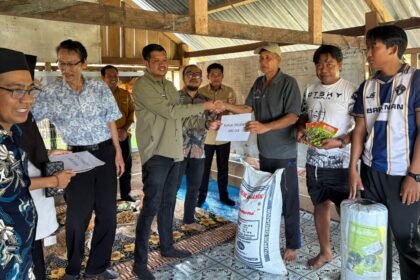Kelompok tani di Desa Padangloang, Kecamatan Patampanua mendapatkan bantuan sarana produksi (saprodi) untuk budidaya cabe rawit, (4/9/2025).