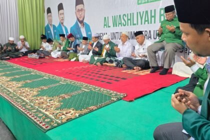 Para tokoh dan jamaah Al-Washliyah Sumut khusyuk berdoa bersama dalam kegiatan “Al-Washliyah Bermunajat: Untuk Sumatera Utara yang Aman dan Damai” di Medan, Sabtu (6/9/2025) malam.