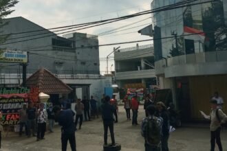 Sejumlah mahasiswa yang tergabung dalam Aliansi Mahasiswa Makassar Anti Rasis (AMMAR) menggelar aksi demonstrasi di depan Kantor Yayasan Sosial Budi Luhur Makassar, Senin (8/9/2025). Mereka menyoroti dugaan ancaman, isu SARA, dan pengelolaan limbah medis yayasan.