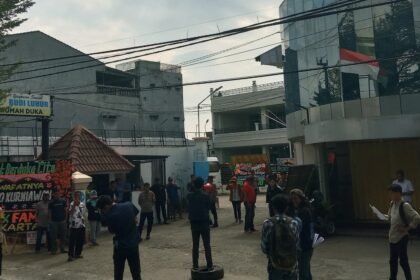 Sejumlah mahasiswa yang tergabung dalam Aliansi Mahasiswa Makassar Anti Rasis (AMMAR) menggelar aksi demonstrasi di depan Kantor Yayasan Sosial Budi Luhur Makassar, Senin (8/9/2025). Mereka menyoroti dugaan ancaman, isu SARA, dan pengelolaan limbah medis yayasan.